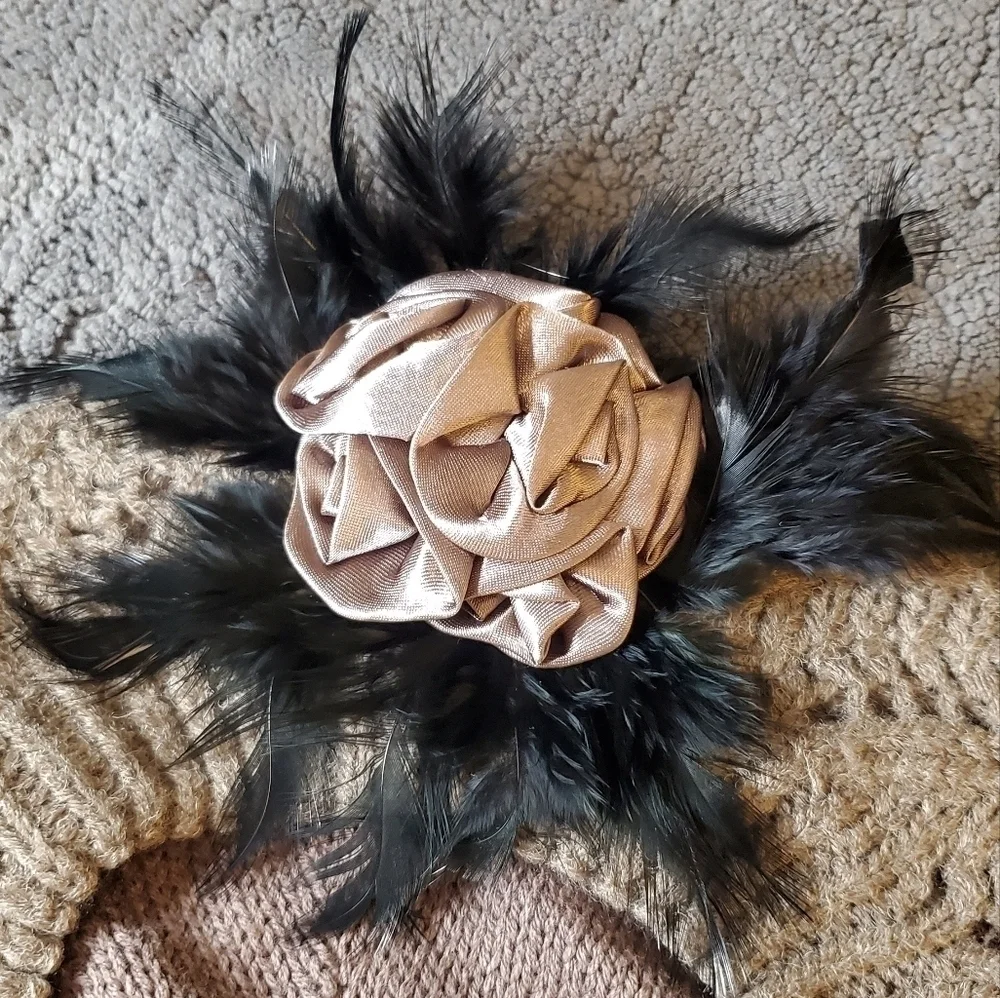 NWOT Jamont Beige Crochet Beret with Feather and Satin Flower